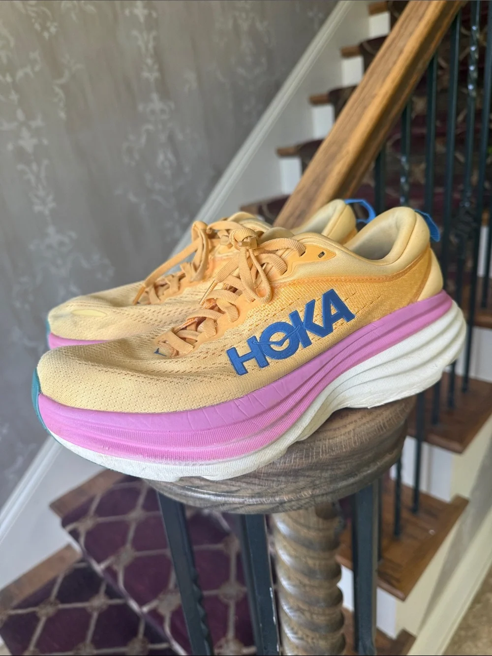 HOKA women’s BONDI 8 running shoe good condition size 8 1/2